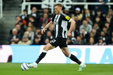 Newcastle United takımından Dan Burn, Premier League maçında topla koşuyor. Newcastle Park, Newcastle, 2 Nisan 2025 'te Newcastle' da Newcastle United 'a karşı.