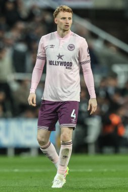 Brentford 'dan Sepp van den Berg Premier Lig maçı sırasında Newcastle United, Brentford' a karşı St. James 's Park, Newcastle, 2 Nisan 202