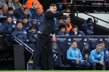 Leicester City 'nin Ruud van Nistelrooy teknik direktörü, 2 Nisan 2025 tarihinde Etihad Stadyumu' nda oynanan Premier League maçında oyuncularına talimat verir.