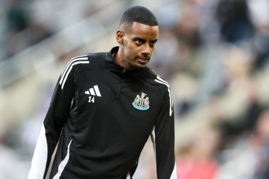 Newcastle United 'dan Alexander Isak, 2 Nisan 2025' te İngiltere 'de St. James' s Park, Newcastle 'da oynanan Premier League karşılaşması öncesinde ısınıyor.