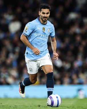 Manchester City 'den Kay Gndoan Premier Lig maçında topu ilerletiyor. Manchester City, Etihad Stadyumu' nda Leicester City 'e karşı, 2 Nisan 2025