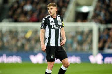 Newcastle United takımından Harvey Barnes, Premier League maçında Newcastle United 'ın Brentford' a karşı St. James 's Park, Newcastle, İngiltere' de 2 Nisan 2025 'de izlemektedir.