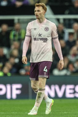 Brentford 'dan Sepp van den Berg Premier Lig maçı sırasında Newcastle United, Brentford' a karşı St. James 's Park, Newcastle, 2 Nisan 2025