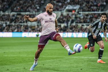 Brentford 'dan Bryan Mbeumo Premier League maçı sırasında topu kontrol ediyor. Newcastle United, St. James' s Park, Newcastle, 2 Nisan 2025 'te Brentford' a karşı.