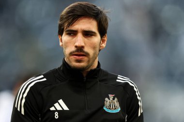 Newcastle United takımından Sandro Tonali, Premier League maçından önce ısınıyor. Newcastle United, 2 Nisan 2025 'te St. James' s Park 'ta Brentford' a karşı.