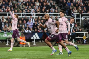 Newcastle United 'tan Odisseas Vlachodimos, Premier League maçı Newcastle United' a karşı Brentford maçında 2 Nisan 2025 'te St. James' s Park, Newcastle, İngiltere 'de 1-1 kazanma hedefini kutluyor.