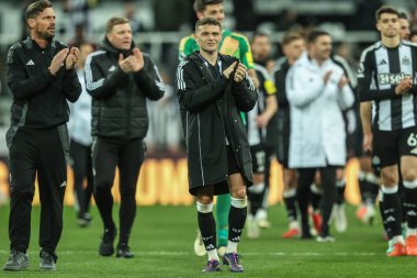 Newcastle United takımından Kieran Trippier, Premier League maçından sonra taraftarları St. James 's Park, Newcastle, İngiltere' de 2 Nisan 2025 tarihinde oynanan Newcastle United-Brentford maçında alkışlıyor.