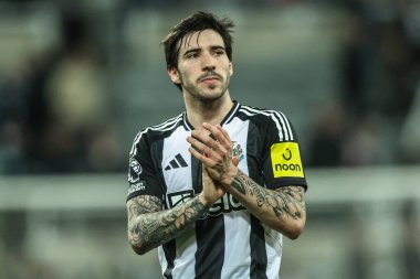 Newcastle United takımından Sandro Tonali, Premier League maçından sonra İngiltere 'nin Newcastle kentindeki St. James' s Park 'ta oynanan Newcastle United maçında taraftarları alkışlıyor.