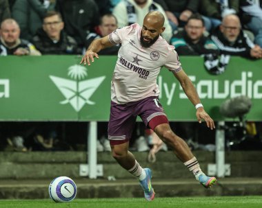 Brentford 'dan Bryan Mbeumo, Premier Lig maçı sırasında St.James' s Park, Newcastle, 2 Nisan 2025 'te Newcastle United ile karşı karşıya geldi.