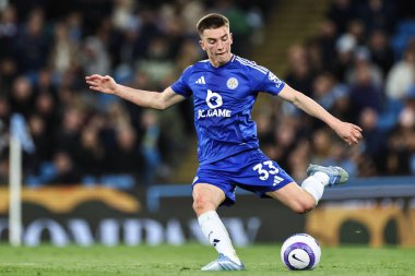 Leicester City 'den Luke Thomas Premier Lig maçında pas veriyor Manchester City, Manchester Stadyumu' nda Leicester City 'e karşı, 2 Nisan 2025