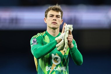 Leicester City 'den Mads Hermansen, Premier League maçının ardından Manchester City ile Leicester City arasındaki Etihad Stadyumu karşılaşmasını alkışlıyor.