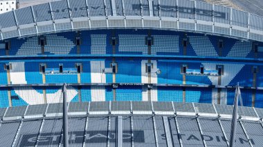 Premier Lig maçında koltuklardaki şehir logosunun havadan görünüşü Manchester City ile Leicester City arasındaki Etihad Stadyumu, Manchester, İngiltere, 2 Nisan 2025