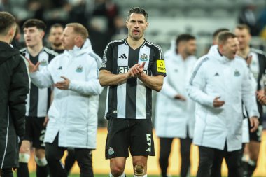 Newcastle United takımından Fabian Schr, Premier League maçından sonra İngiltere 'nin Newcastle kentindeki St. James' s Park 'ta oynanan Newcastle United maçında taraftarları alkışlıyor.