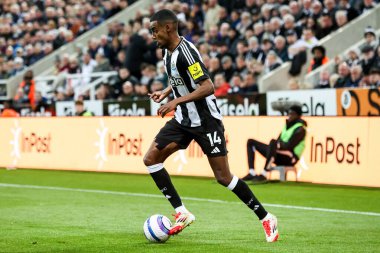 Newcastle United takımından Alexander Isak, Premier League maçında Newcastle United 'ın Brentford' a karşı St. James 's Park, Newcastle, İngiltere' de 2 Nisan 2025 'de oynadığı maçta topla koşuyor.