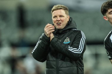 Newcastle United takımının teknik direktörü Eddie Howe, Premier League maçından sonra İngiltere 'nin Newcastle kentindeki St. James' s Park 'ta oynanan Newcastle United maçında taraftarları alkışlıyor.