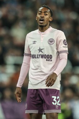 Brentford 'dan Paris Maghoma Premier League maçı sırasında Newcastle United, Brentford' a karşı St. James 's Park, Newcastle, 2 Nisan 2025
