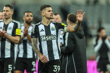 Newcastle United takımından Bruno Guimares, Premier League maçından sonra İngiltere 'nin Newcastle kentindeki St. James' s Park 'ta oynanan Newcastle United maçında taraftarları alkışlıyor.