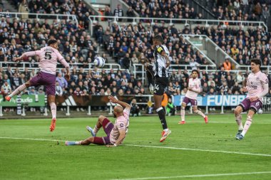 Newcastle United 'tan Alexander Isak, Premier League maçı Newcastle United' ın 2 Nisan 2025 'te St. James' s Park, Newcastle 'da Brentford' a karşı oynadığı maçta 1-0 öne geçti.