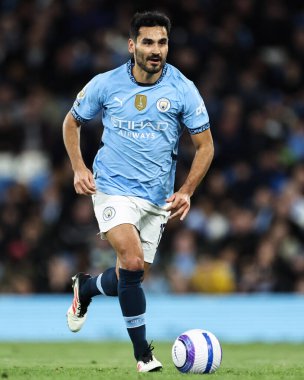 Manchester City 'den Kay Gndoan Premier Lig maçında topu ilerletiyor. Manchester City, Etihad Stadyumu' nda Leicester City 'e karşı, 2 Nisan 2025