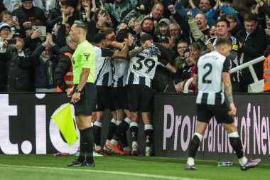Newcastle United takımından Sandro Tonali, Premier League maçı Newcastle United 'ın 2 Nisan 2025' te St. James 's Park, Newcastle, İngiltere' de oynadığı karşılaşmada 2-1 kazanma hedefini kutluyor.