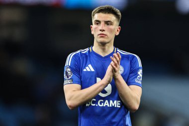 Leicester City 'den Luke Thomas, Premier League maçından sonra İngiltere' nin Etihad Stadyumu 'nda Manchester City ile Leicester City karşılaşmasını alkışlıyor.