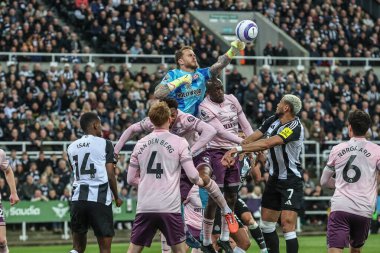 Brentford 'dan Mark Flekken, Premier Lig karşılaşmasında topu açık bir şekilde atıyor. Newcastle United, St. James' s Park, Newcastle, 2 Nisan 2025 'de Brentford' a karşı.