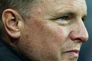 Newcastle United takımından Eddie Howe, Premier League maçından önce St.James 's Park, Newcastle, Birleşik Krallık' ta Newcastle United 'a karşı 2 Nisan 2025' de oynanan karşılaşmaya bakıyor.