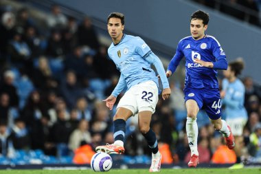 Manchester City 'den Vitor Reis Premier League maçında pas veriyor Manchester City, Manchester Stadyumu' nda Leicester City 'ye karşı, 2 Nisan 2025