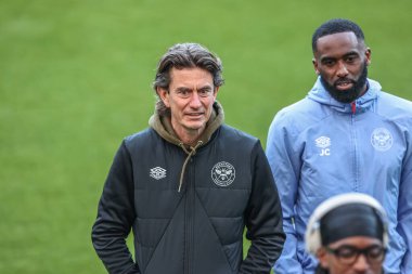 Brentford 'un Thomas Frank teknik direktörü, Premier Lig maçı sırasında Newcastle United ile Brentford arasındaki St. James' s Park, Newcastle, İngiltere, 2 Nisan 2025 'te geldi.