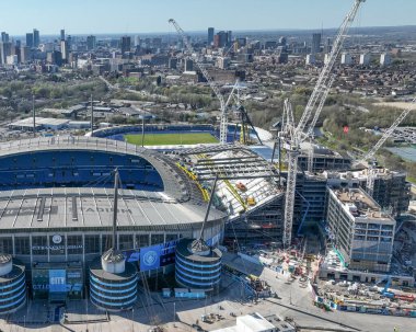 Premier Lig maçında Etihad Stadyumu 'nun ve inşaatın hava görüntüsü Manchester City ile Leicester City arasında 2 Nisan 2025' te Etihad Stadyumu 'nda gerçekleşti.