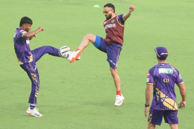 Kolkata Knight Riders, Hindistan 'ın Kolkata kentindeki Eden Gardens kriket sahasındaki Kolkata Knight Riders antrenmanı sırasında 2 Nisan 2025 tarihinde futbol oynamıştır. Fotoğraf: Debajyoti Chakraborty.