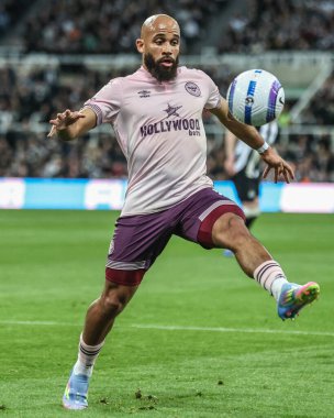Brentford 'dan Bryan Mbeumo, Premier Lig maçı sırasında St.James' s Park, Newcastle, 2 Nisan 2025 'te Newcastle United ile karşı karşıya geldi.