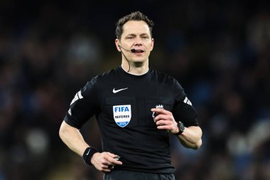 Hakem Darren England Premier League maçı sırasında Manchester City ile Leicester City arasında Etihad Stadyumu, Manchester, İngiltere, 2 Nisan 2025