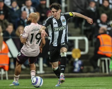 Newcastle United takımından Tino Livramento, Premier Lig maçında Newcastle United 'ın Brentford' a karşı St. James 's Park, Newcastle, İngiltere' de 2 Nisan 2025 'de oynadığı maçta topu bırakıyor.