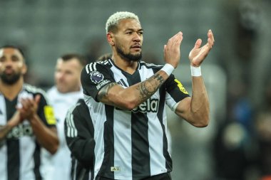Newcastle United takımından Joelinton, Premier League maçından sonra taraftarları alkışlıyor. 2 Nisan 2025 'te St. James' s Park, Newcastle 'da oynanan Newcastle United - Brentford maçında.