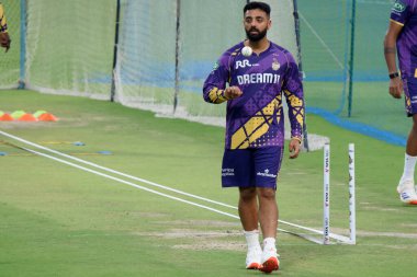 Kolkata Knight Riders Varun Chakraborty, 2 Nisan 2025 tarihinde Hindistan 'ın Kolkata kentinde Eden Gardens kriket sahasındaki Kolkata Knight Riders' da gerçekleştirilen prova oturumunda. Fotoğraf: Debajyoti Chakraborty