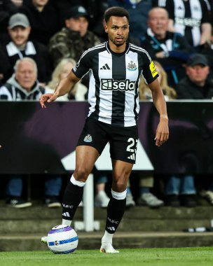 Newcastle United takımından Jacob Murphy, Premier League maçında Newcastle United 'a karşı St. James' s Park, Newcastle, Birleşik Krallık 'ta 2 Nisan 2025 tarihinde top koştu.