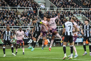 Brentford 'dan Ethan Pinnock, Premier League maçı Newcastle United ve Brentford' un 2 Nisan 2025 'te St. James' s Park, Newcastle 'da karşı karşıya geldiği maçta kaleye vuruyor.