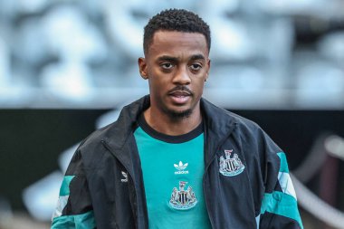 Newcastle United takımından Joe Willock, Premier League karşılaşmasında Newcastle United 'a karşı Brentford' a karşı St. James 's Park, Newcastle, 2 Nisan 2025' de geldi.