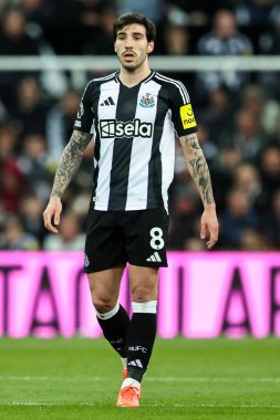 Newcastle United takımından Sandro Tonali, Premier Lig maçı sırasında St.James 's Park, Newcastle, İngiltere' de oynanan Newcastle United maçına bakıyor.