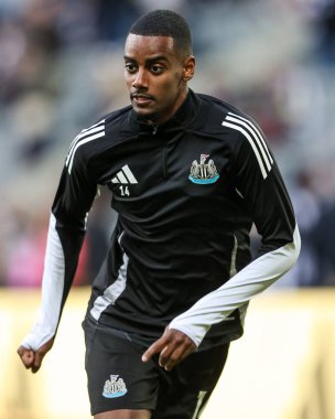 Newcastle United 'dan Alexander Isak, 2 Nisan 2025' te İngiltere 'de St. James' s Park, Newcastle 'da oynanan Premier League karşılaşması öncesinde ısınıyor.
