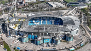 Premier Lig maçında Etihad Stadyumu 'nun ve inşaatın hava görüntüsü Manchester City ile Leicester City arasında 2 Nisan 2025' te Etihad Stadyumu 'nda gerçekleşti.