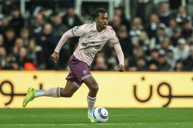 Brentford 'lu Paris Maghoma, Premier League maçı Newcastle United' ın 2 Nisan 2025 'te St. James' s Park, Newcastle 'da Brentford' a karşı oynadığı maçta topa vuruyor.