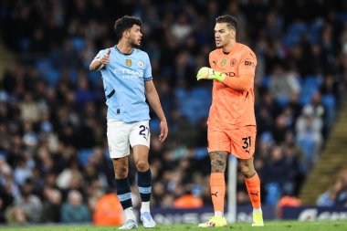 Manchester City 'den Matheus Nunes Premier League maçı sırasında Manchester City ile Etihad Stadyumu' nda Ederson ile konuştu.