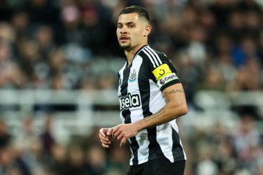 Newcastle United takımından Bruno Guimaraes, Premier League maçı sırasında St.James 's Park, Newcastle, 2 Nisan 2025' te Newcastle United ile Brentford maçına bakıyor.