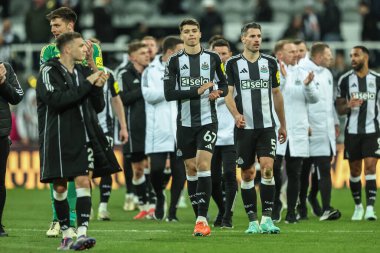 Newcastle United takımından Lewis Miley, Premier League maçından sonra taraftarları alkışlıyor. Newcastle United, 2 Nisan 2025 'te St. James' s Park 'ta Brentford' a karşı.
