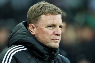 Newcastle United takımından Eddie Howe, Premier League maçından önce St.James 's Park, Newcastle, Birleşik Krallık' ta Newcastle United 'a karşı 2 Nisan 2025' de oynanan karşılaşmaya bakıyor.