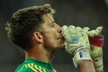 Newcastle United takımından Nick Pope, 2 Nisan 2025 'te St. James' s Park, Newcastle 'da oynanan Premier League maçı sırasında içkisinden bir yudum aldı.