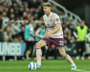 Brentford 'dan Nathan Collins Premier Lig karşılaşmasında Newcastle United ile Brentford arasında 2 Nisan 2025' te St. James 's Park, Newcastle, İngiltere' de karşı karşıya geldi.