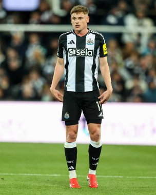Newcastle United takımından Harvey Barnes, Premier League maçında Newcastle United 'ın Brentford' a karşı St. James 's Park, Newcastle, İngiltere' de 2 Nisan 2025 'de izlemektedir.